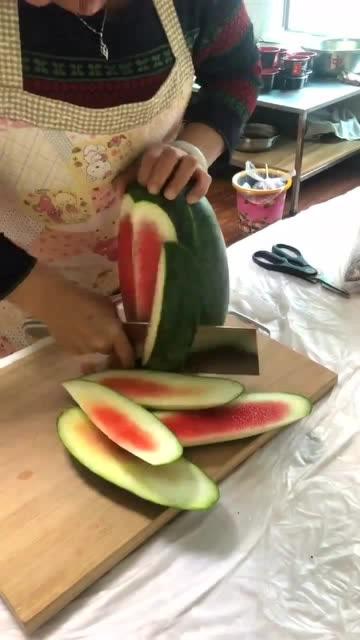 小吃店吃瓜,瓜香四溢，品味人间烟火气