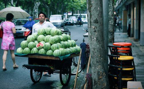 路边吃瓜拍照